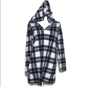 Large Xhilaration Black and White Sleepover NWOT